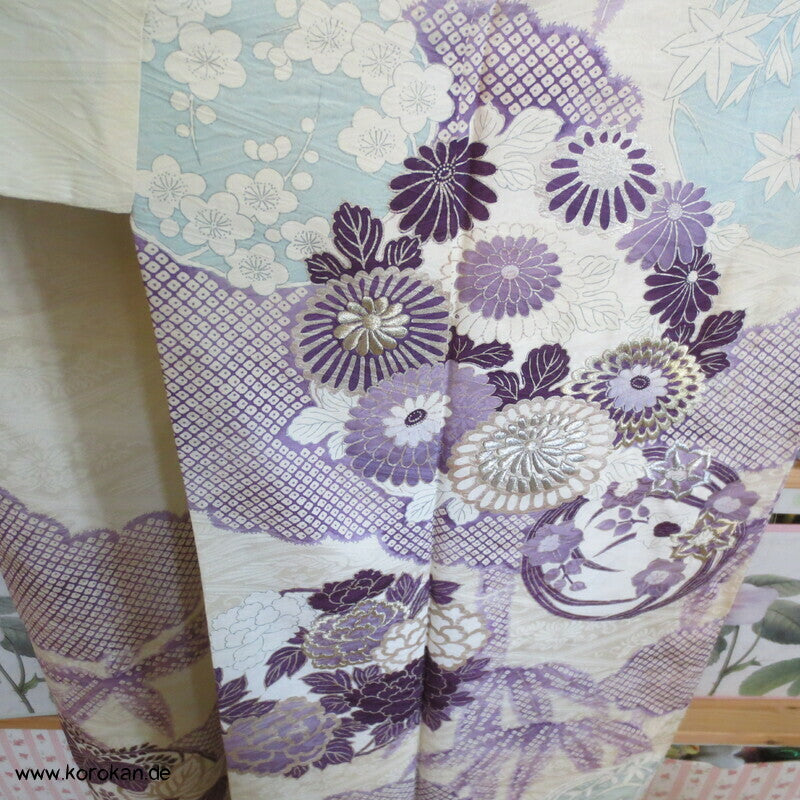 violette Kusudama Kringel auf hellem Seiden Damast Furisode Kimono