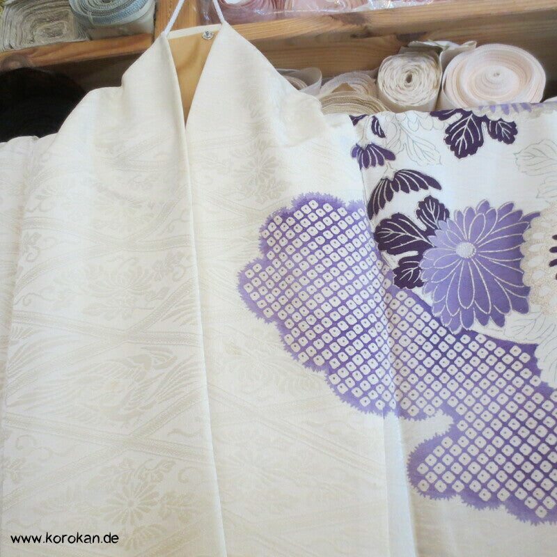 violette Kusudama Kringel auf hellem Seiden Damast Furisode Kimono