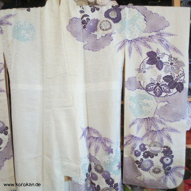 violette Kusudama Kringel auf hellem Seiden Damast Furisode Kimono