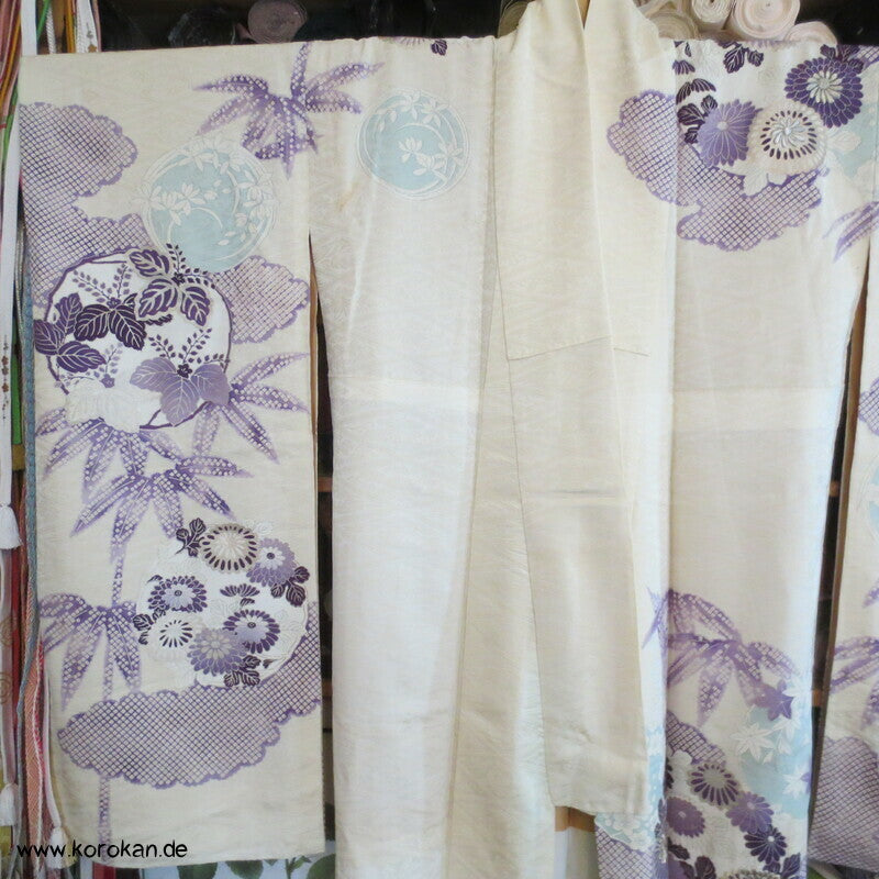 violette Kusudama Kringel auf hellem Seiden Damast Furisode Kimono