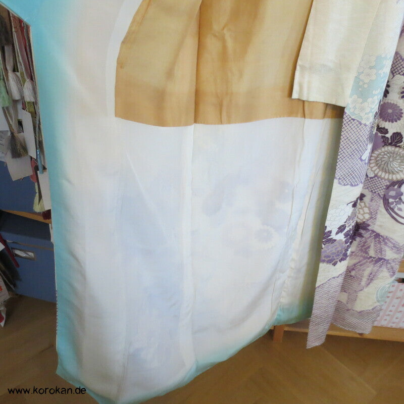 violette Kusudama Kringel auf hellem Seiden Damast Furisode Kimono
