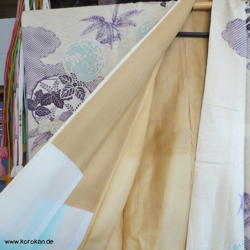 violette Kusudama Kringel auf hellem Seiden Damast Furisode Kimono