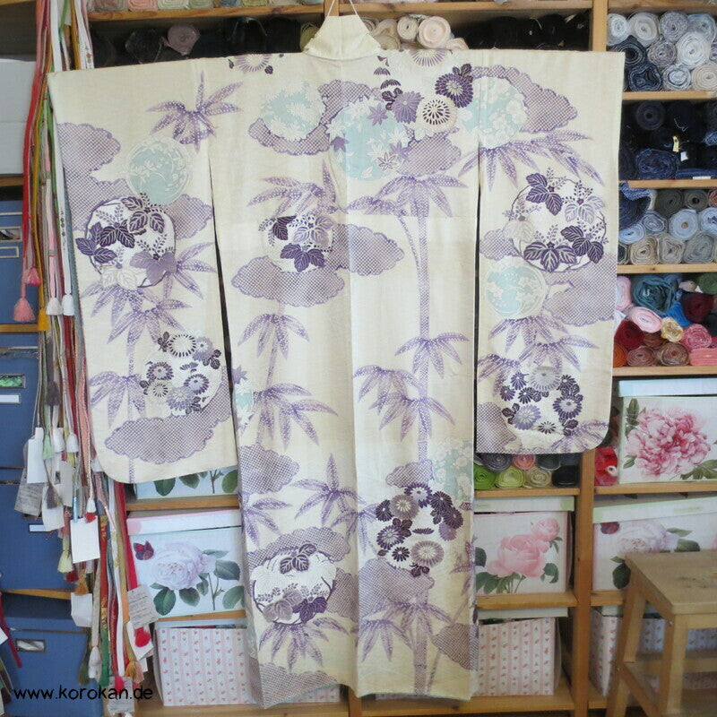 violette Kusudama Kringel auf hellem Seiden Damast Furisode Kimono