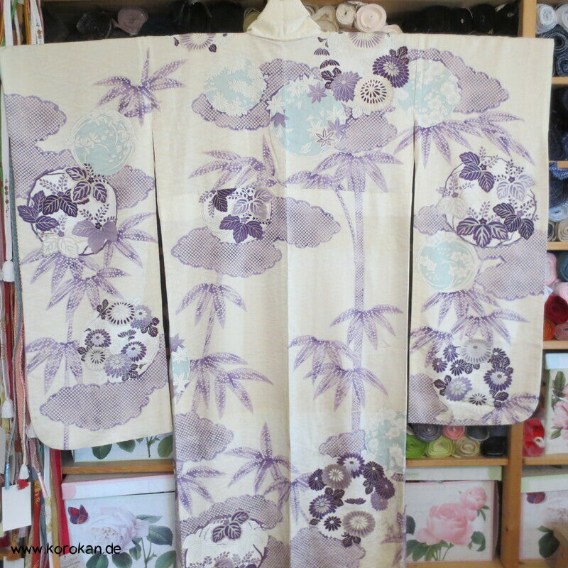 violette Kusudama Kringel auf hellem Seiden Damast Furisode Kimono
