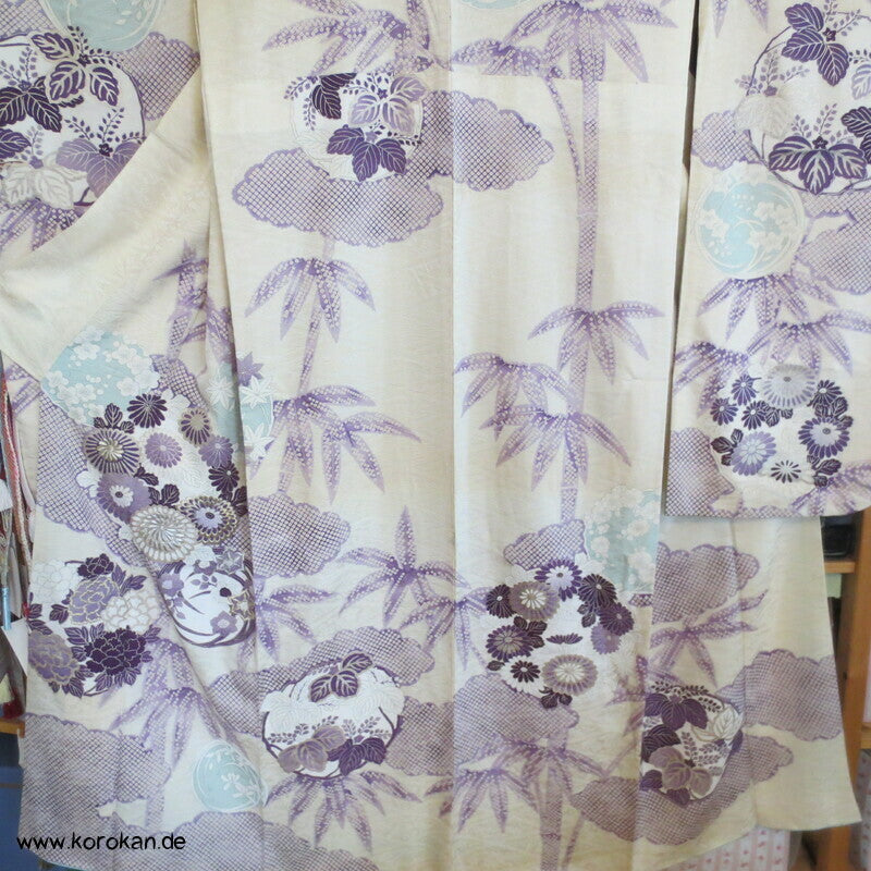 violette Kusudama Kringel auf hellem Seiden Damast Furisode Kimono
