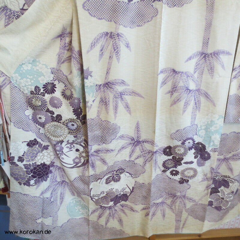 violette Kusudama Kringel auf hellem Seiden Damast Furisode Kimono