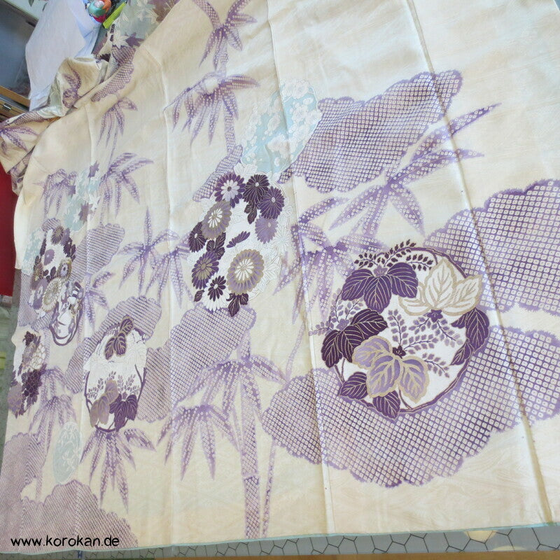 violette Kusudama Kringel auf hellem Seiden Damast Furisode Kimono