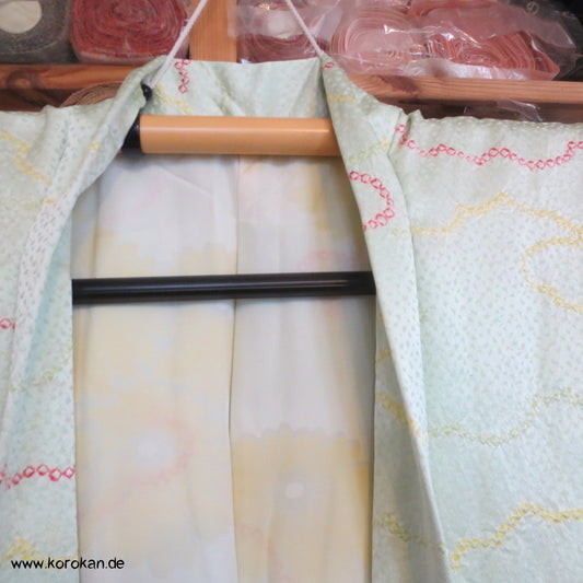 Shibori Wolken auf zartgrün Seidendamast Haori Kimono Jacke