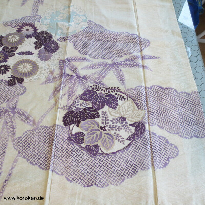 violette Kusudama Kringel auf hellem Seiden Damast Furisode Kimono