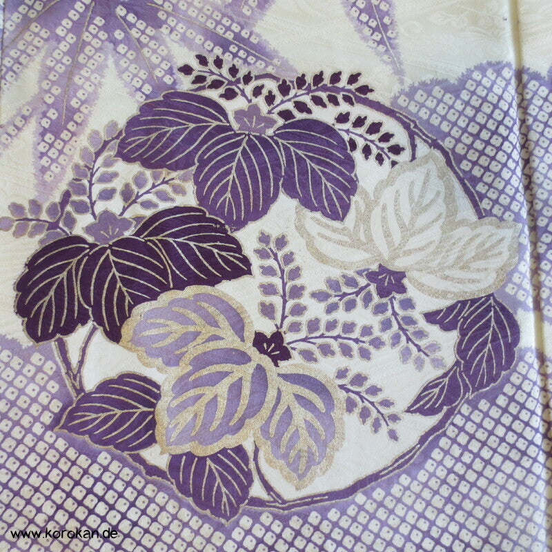 violette Kusudama Kringel auf hellem Seiden Damast Furisode Kimono