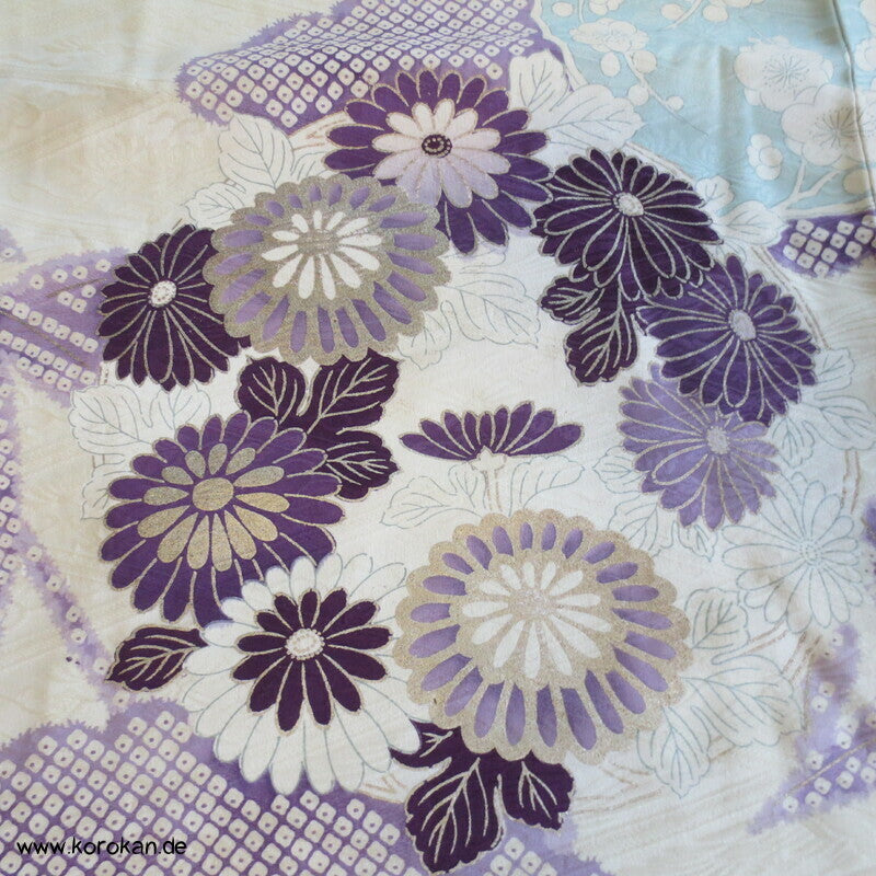 violette Kusudama Kringel auf hellem Seiden Damast Furisode Kimono