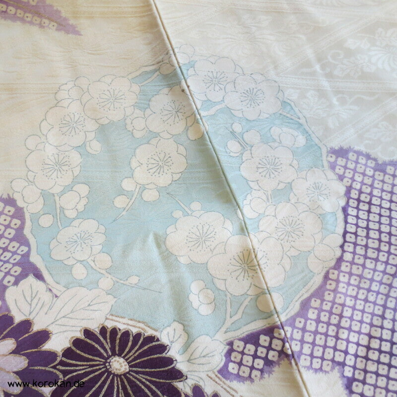 violette Kusudama Kringel auf hellem Seiden Damast Furisode Kimono