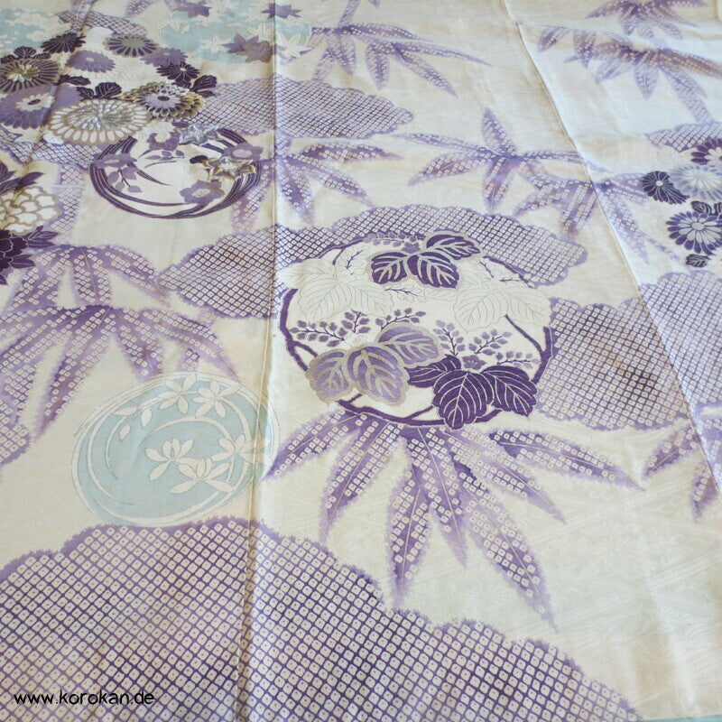 violette Kusudama Kringel auf hellem Seiden Damast Furisode Kimono