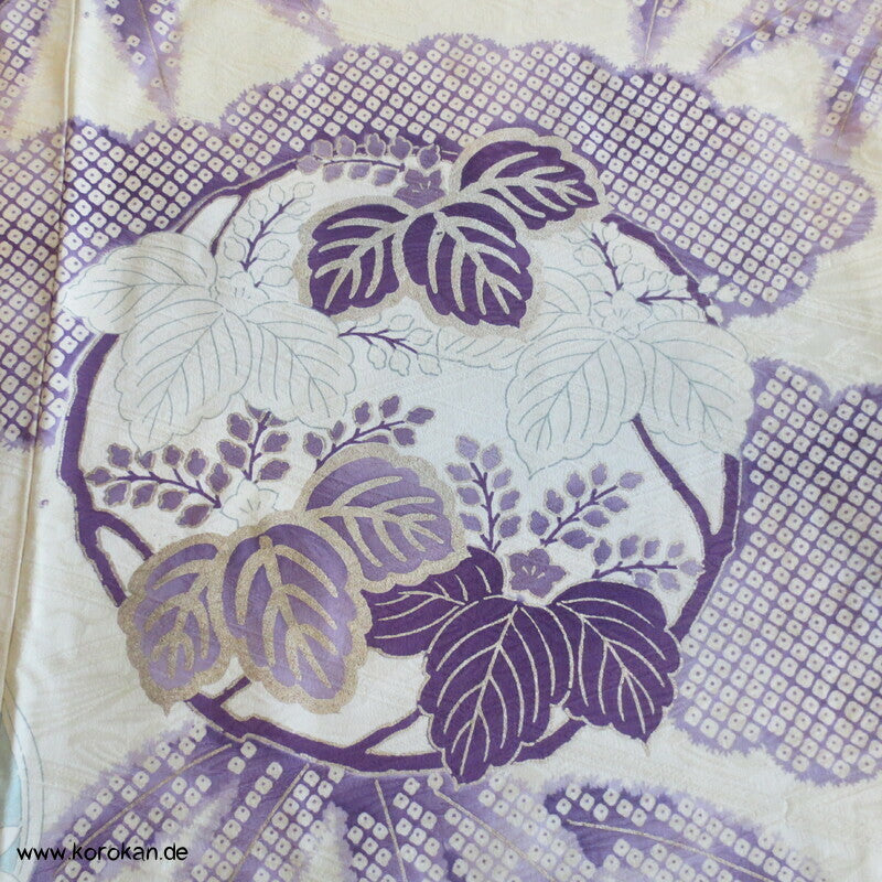violette Kusudama Kringel auf hellem Seiden Damast Furisode Kimono
