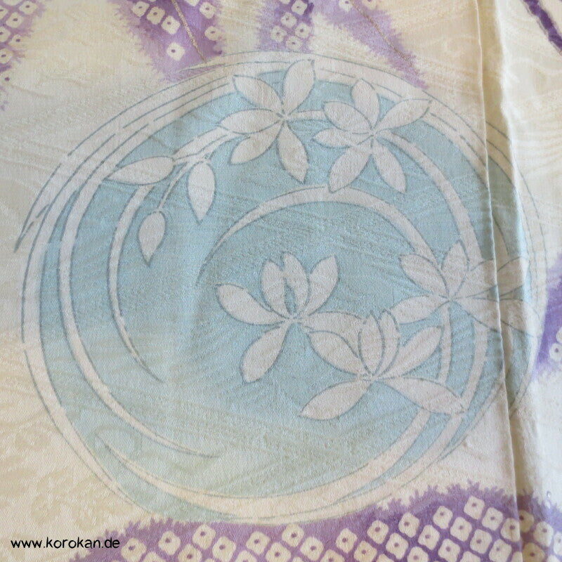violette Kusudama Kringel auf hellem Seiden Damast Furisode Kimono