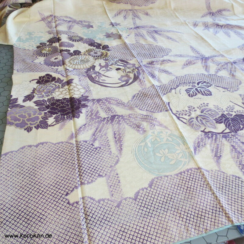 violette Kusudama Kringel auf hellem Seiden Damast Furisode Kimono