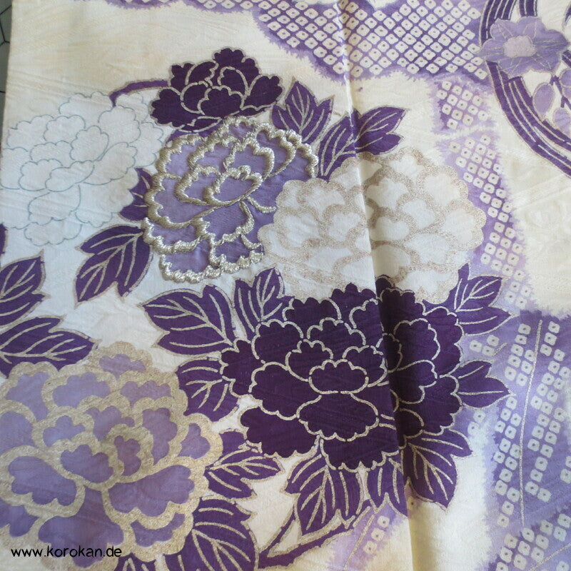 violette Kusudama Kringel auf hellem Seiden Damast Furisode Kimono