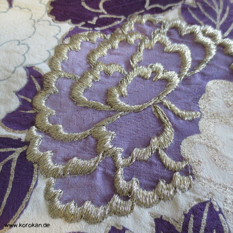 violette Kusudama Kringel auf hellem Seiden Damast Furisode Kimono