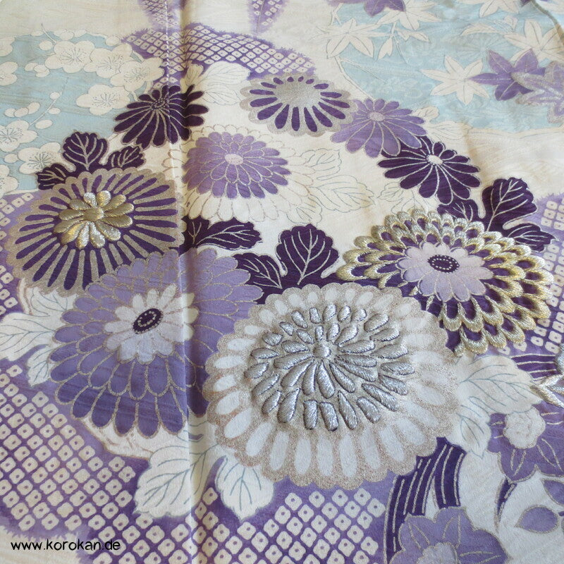violette Kusudama Kringel auf hellem Seiden Damast Furisode Kimono