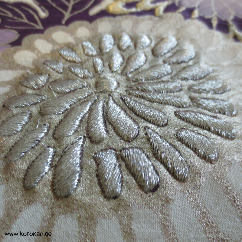 violette Kusudama Kringel auf hellem Seiden Damast Furisode Kimono