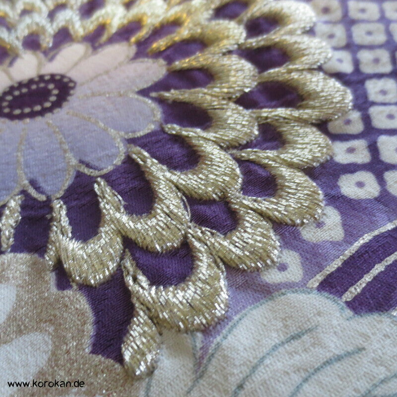 violette Kusudama Kringel auf hellem Seiden Damast Furisode Kimono