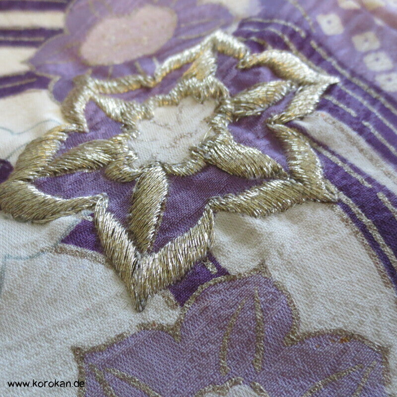 violette Kusudama Kringel auf hellem Seiden Damast Furisode Kimono