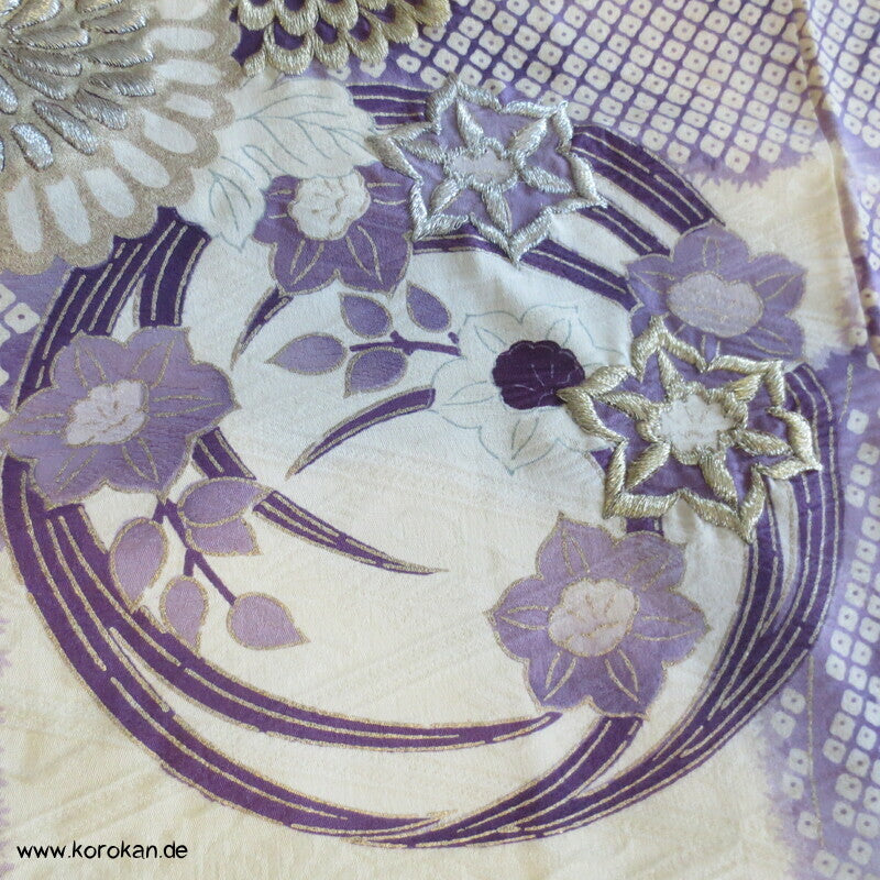 violette Kusudama Kringel auf hellem Seiden Damast Furisode Kimono