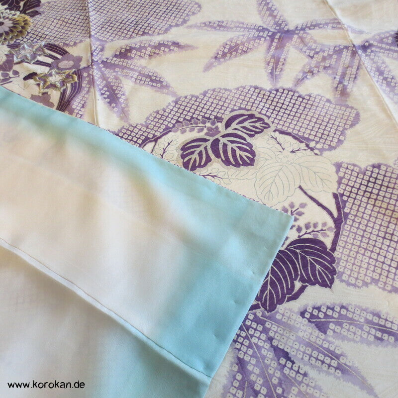 violette Kusudama Kringel auf hellem Seiden Damast Furisode Kimono