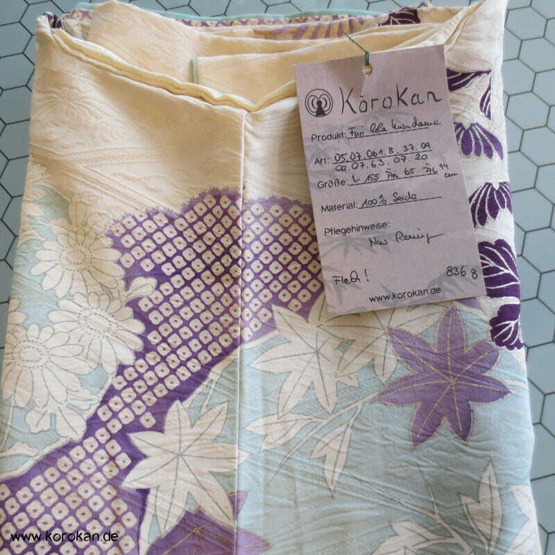 violette Kusudama Kringel auf hellem Seiden Damast Furisode Kimono