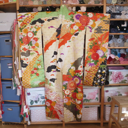 Furisode Kimono, üppige Muster, prächtige Golddruck - und stickerei