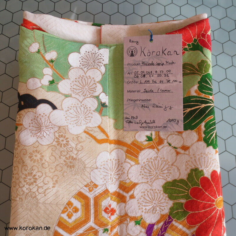 Furisode Kimono, üppige Muster, prächtige Golddruck - und stickerei