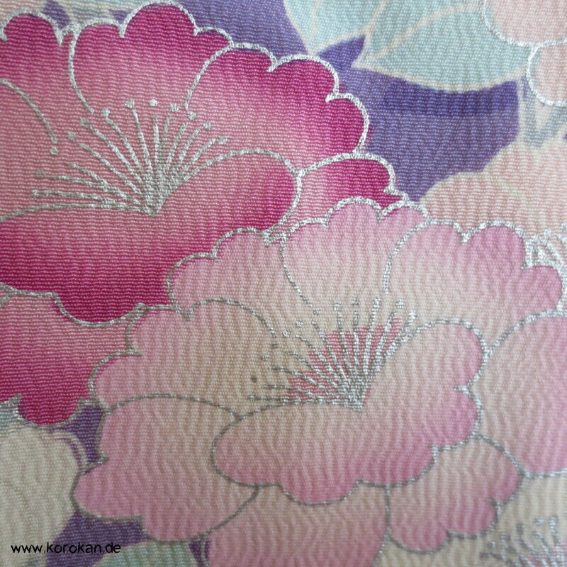klassischer Furisode, Kamelien zwischen flieder und creme