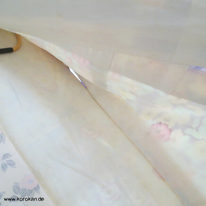 klassischer Furisode, Kamelien zwischen flieder und creme