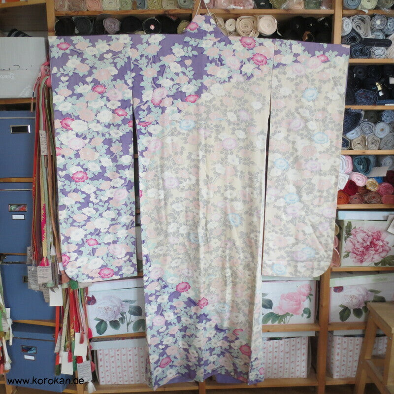 klassischer Furisode, Kamelien zwischen flieder und creme
