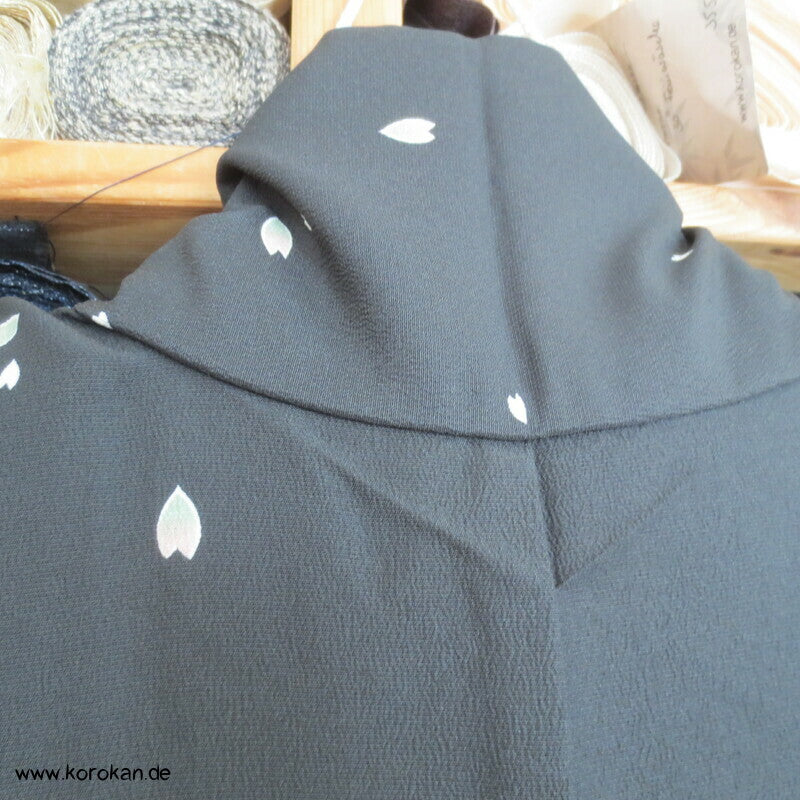 fallende Sakura Blütenblätter Hitoe Japan Kimono