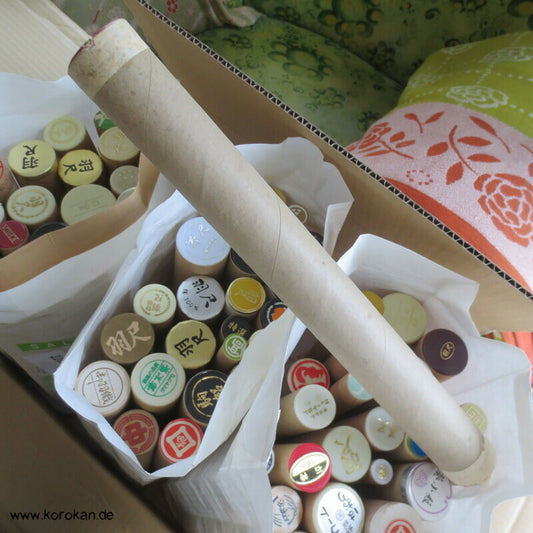 Kiste Kanji Papprollen für Tanmono Kimonostoffe
