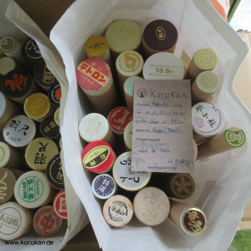 Kiste Kanji Papprollen für Tanmono Kimonostoffe