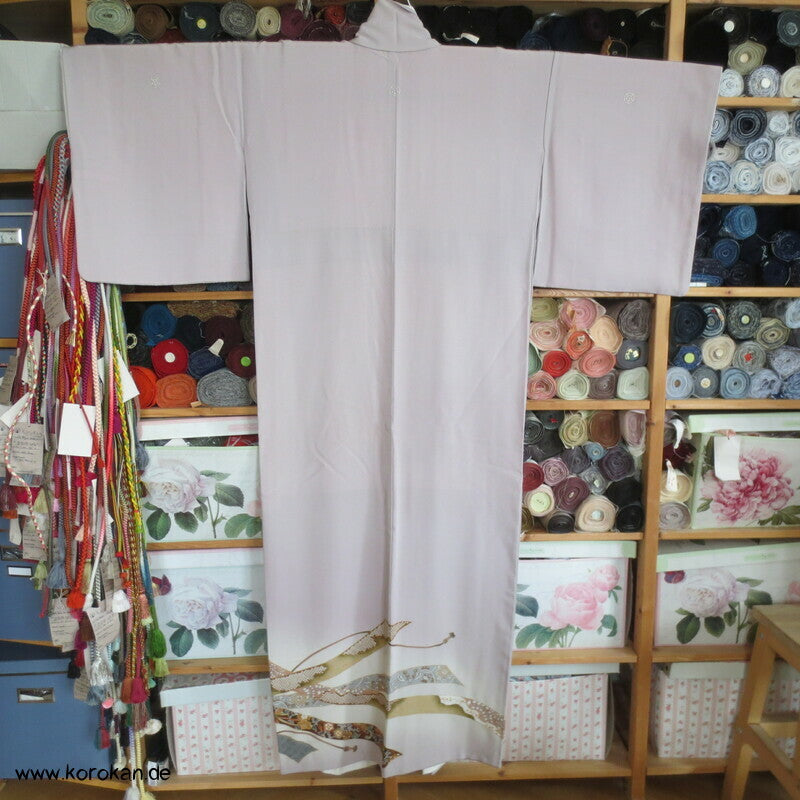 Noshibündel auf blasslila Seidencrepe Iro Tomesode Kimono