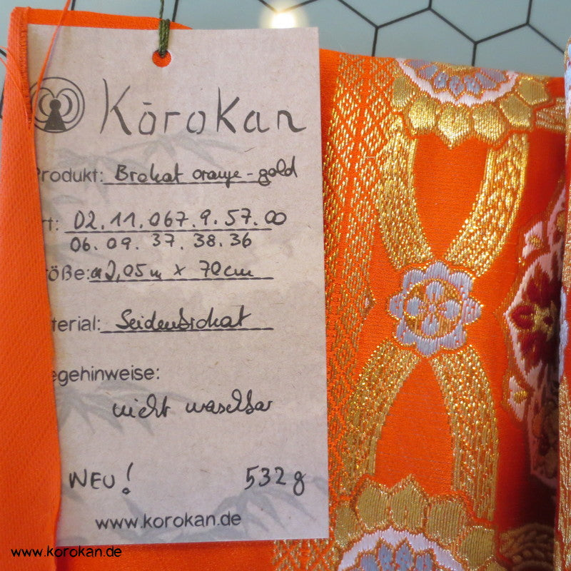 goldene Spiegel auf orange Seidenbrokat Stoffrest