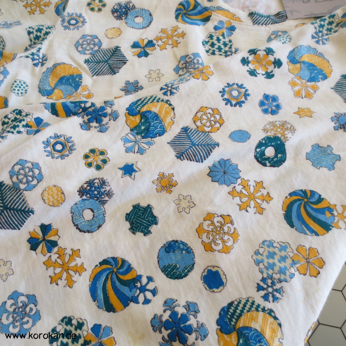 Uniqlo Schneeflocken Symbole T Shirt Gr. XL