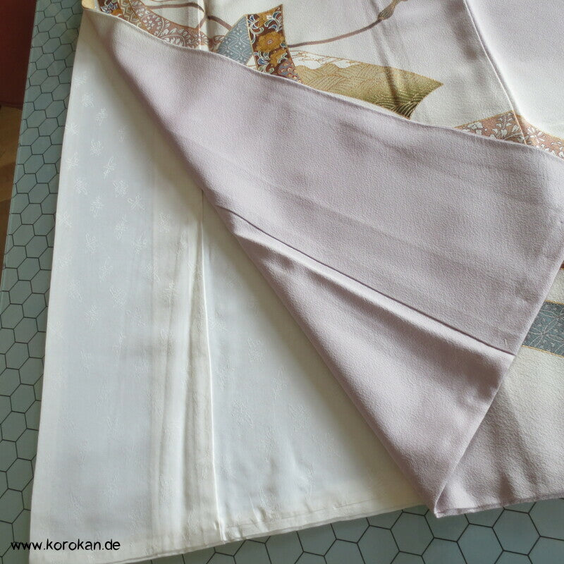 Noshibündel auf blasslila Seidencrepe Iro Tomesode Kimono