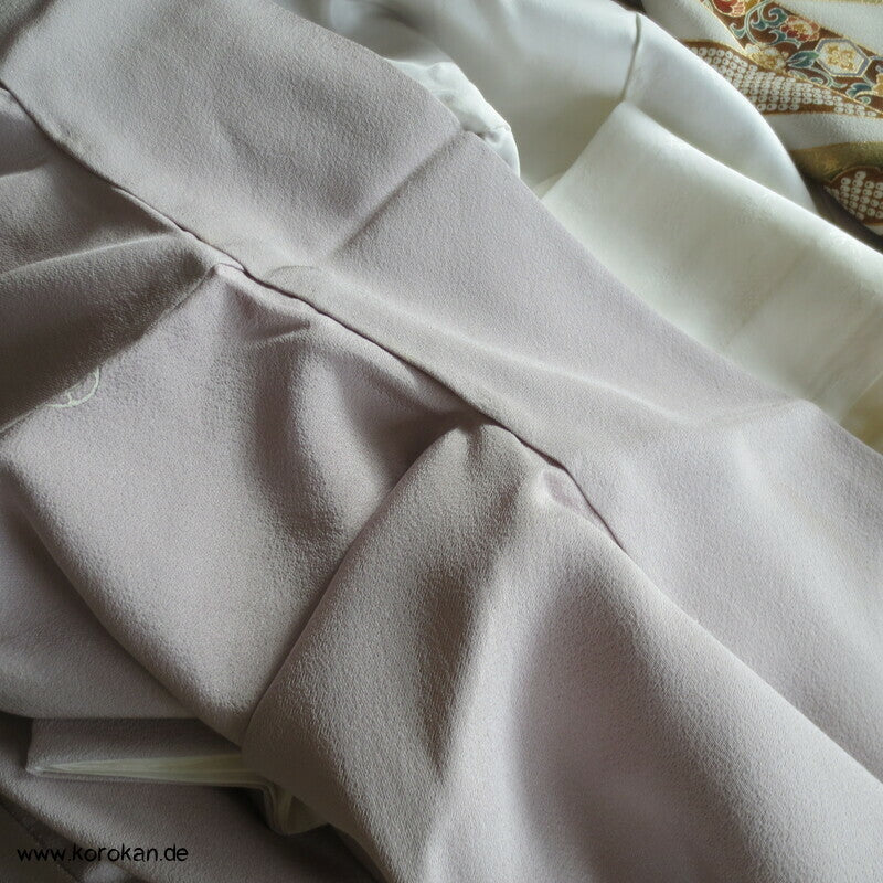 Noshibündel auf blasslila Seidencrepe Iro Tomesode Kimono