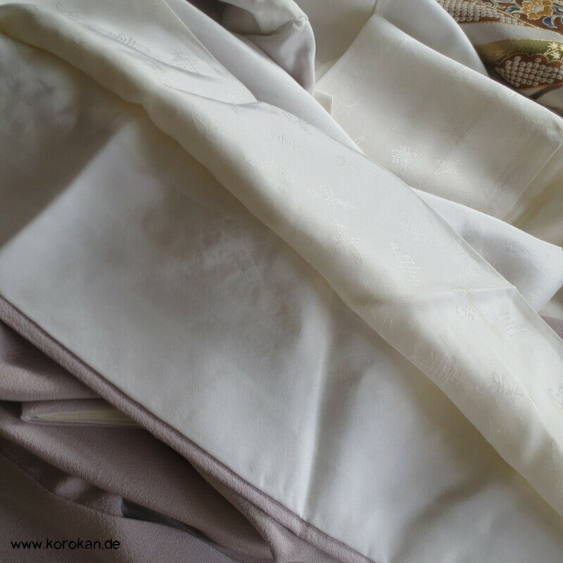 Noshibündel auf blasslila Seidencrepe Iro Tomesode Kimono