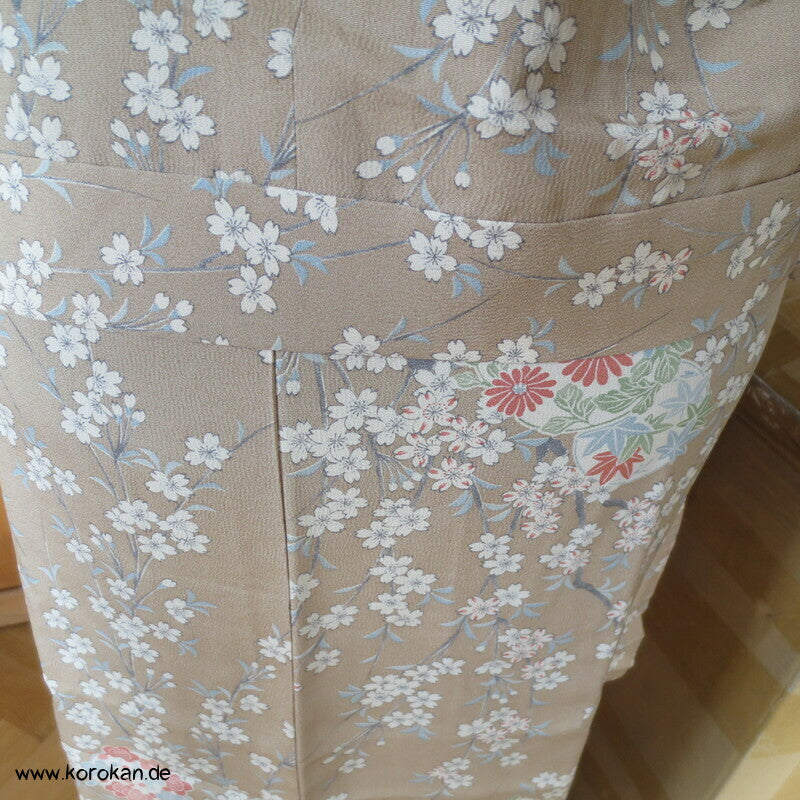 helle Blumen zweiteiliger Kimono, Dochugi + Wickelrock