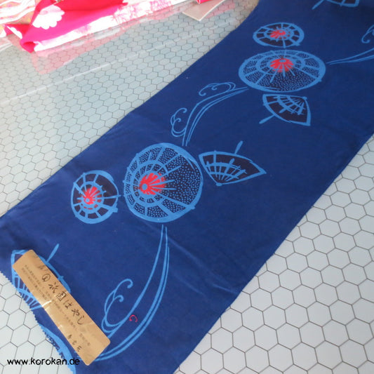Yukata Kimono Baumwollstoff Papierschirme auf blau