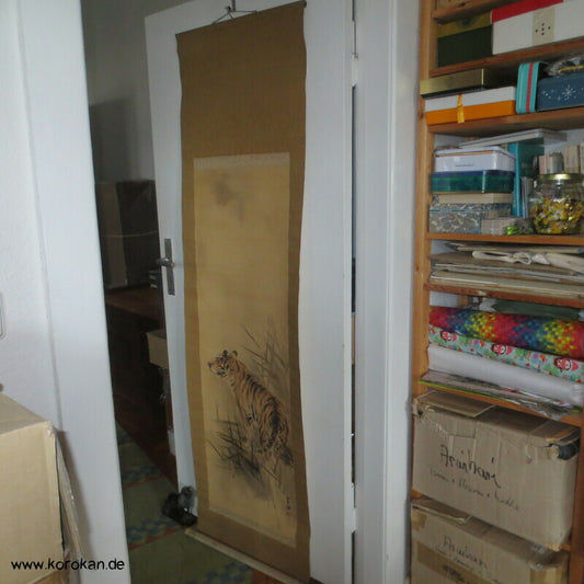 japanisches Rollbild Tiger mit Beschwerungsrollen im Holzkasten