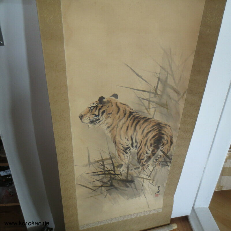 japanisches Rollbild Tiger mit Beschwerungsrollen im Holzkasten