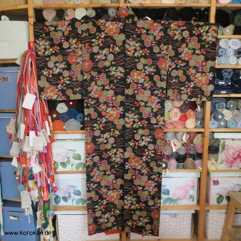 Kikko und Blüten Seidendamast Komon Kimono
