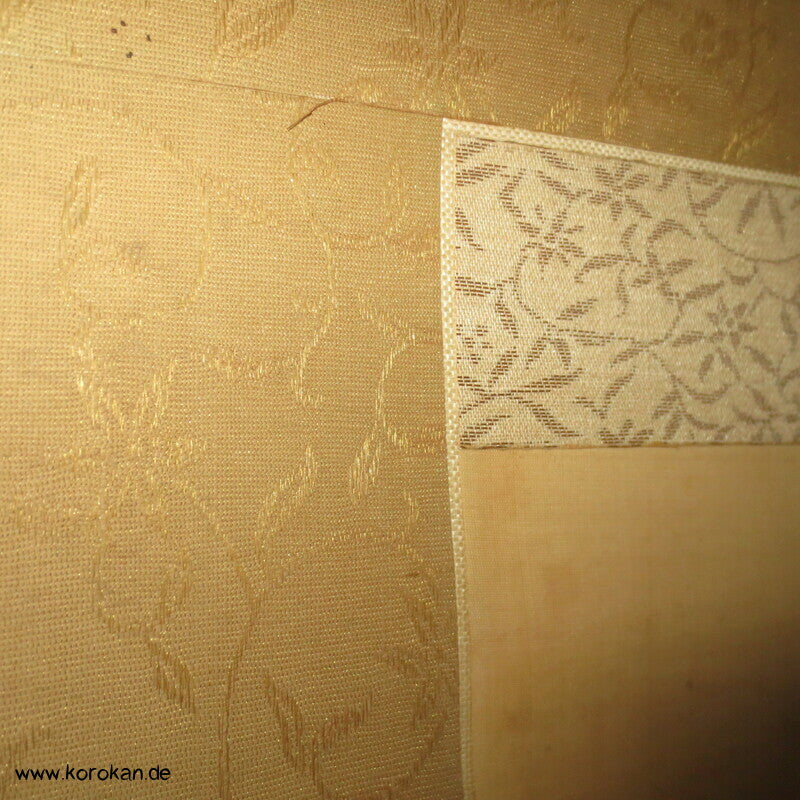japanisches Rollbild Tiger mit Beschwerungsrollen im Holzkasten