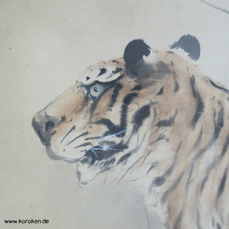 japanisches Rollbild Tiger mit Beschwerungsrollen im Holzkasten